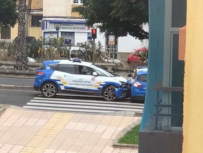 Dos coches de la Policía Local colisionan al tratar de parar un taxi 'pirata'