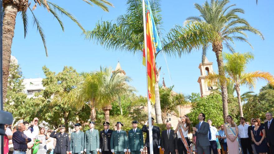 Imagen del acto de izada de bandera esta mañana en la plaza de la Constitución de Torrevieja