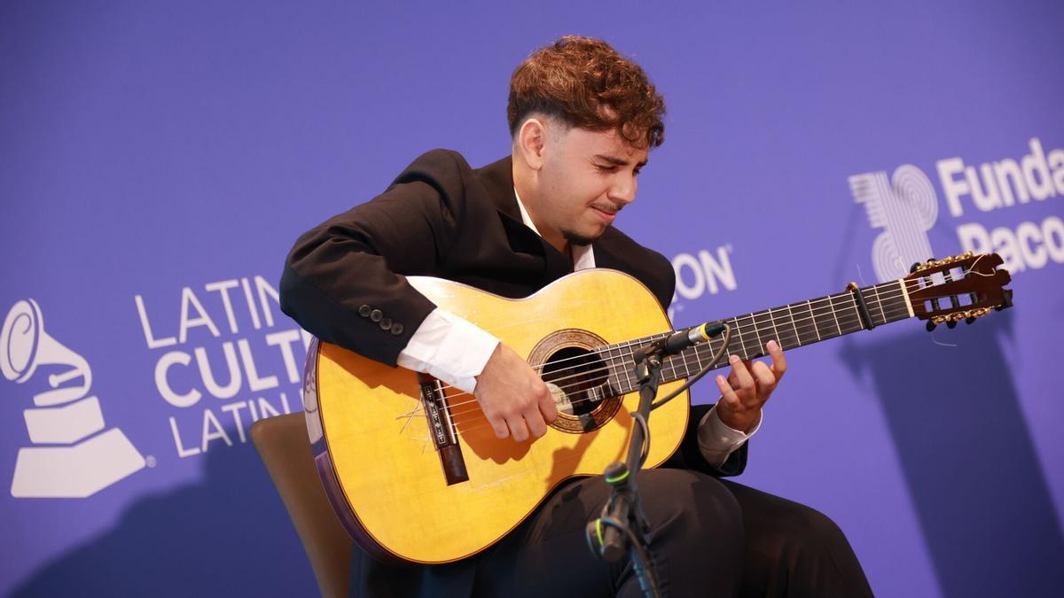 El becado, Marcos Gago, durante la rueda de prensa de la Fundación Cultural Latin Grammy en el Eurostars Torre Sevilla.