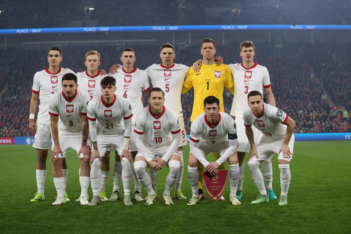 Kiwior, junto con Lewandowski y Szczesny, con Polonia