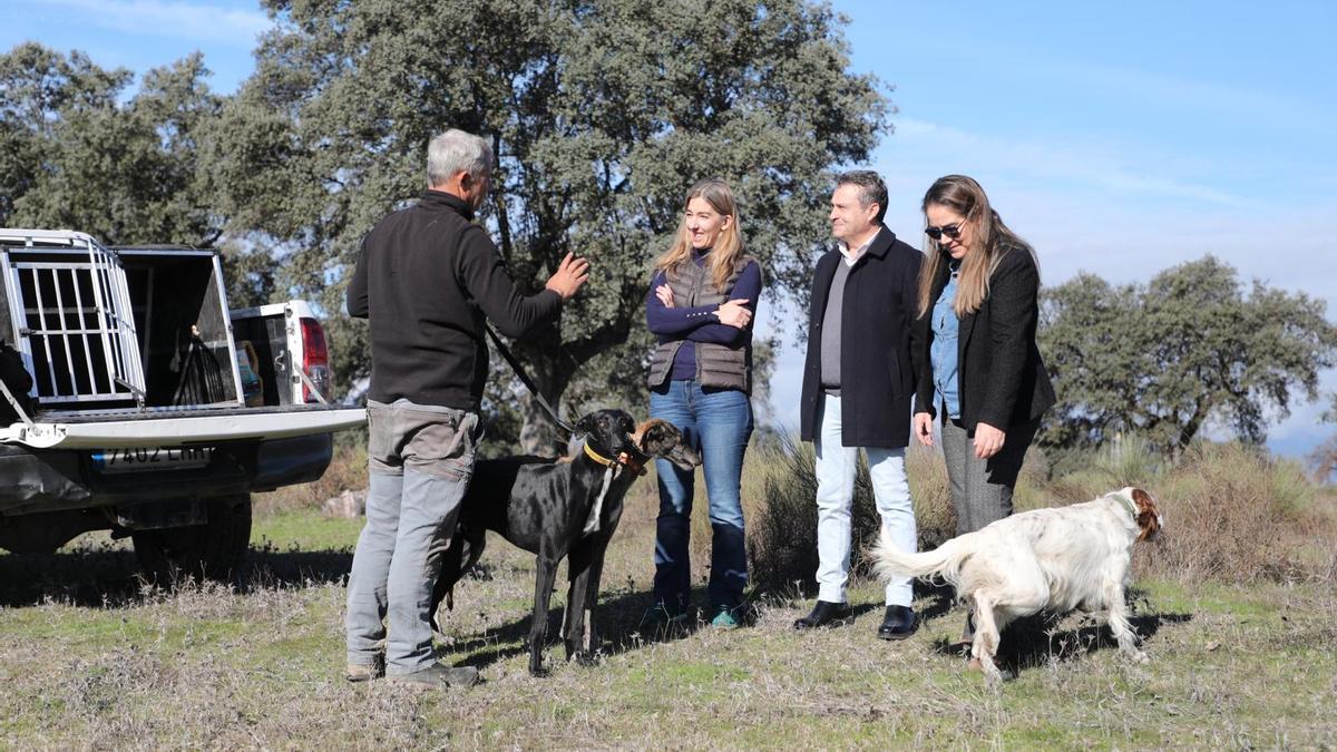 Mariana Boadella, Miguel Ángel Julián y Patricia Meana durante su visita a los campos cacereños