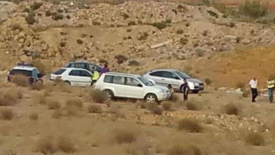 Agentes junto a la zona en la que ha sido hallado el cuerpo.