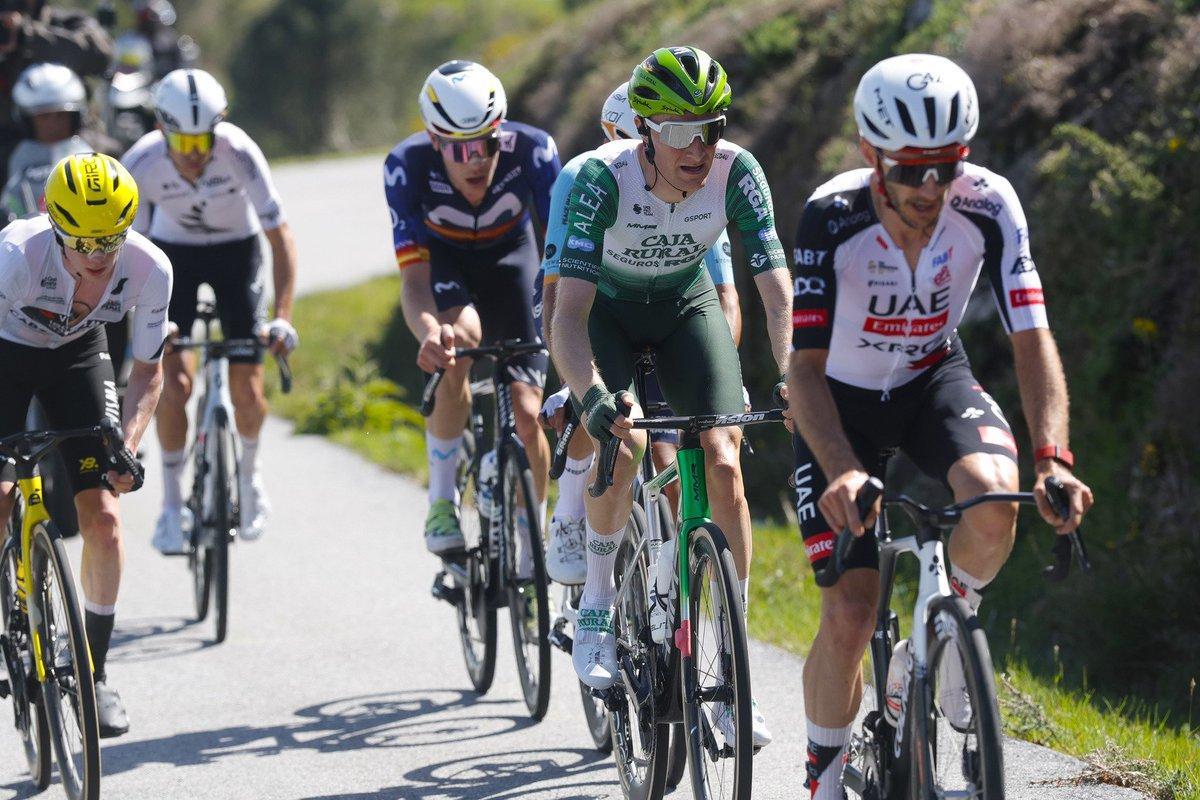 Abel Balderstone, con el jersey del Caja Rural, por detrás de Yates y por delante de Romeo, en la fuga decisiva.