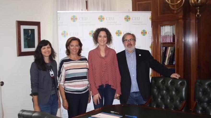 Imagen tras la firma del convenio entre el CEU y Almoradí.