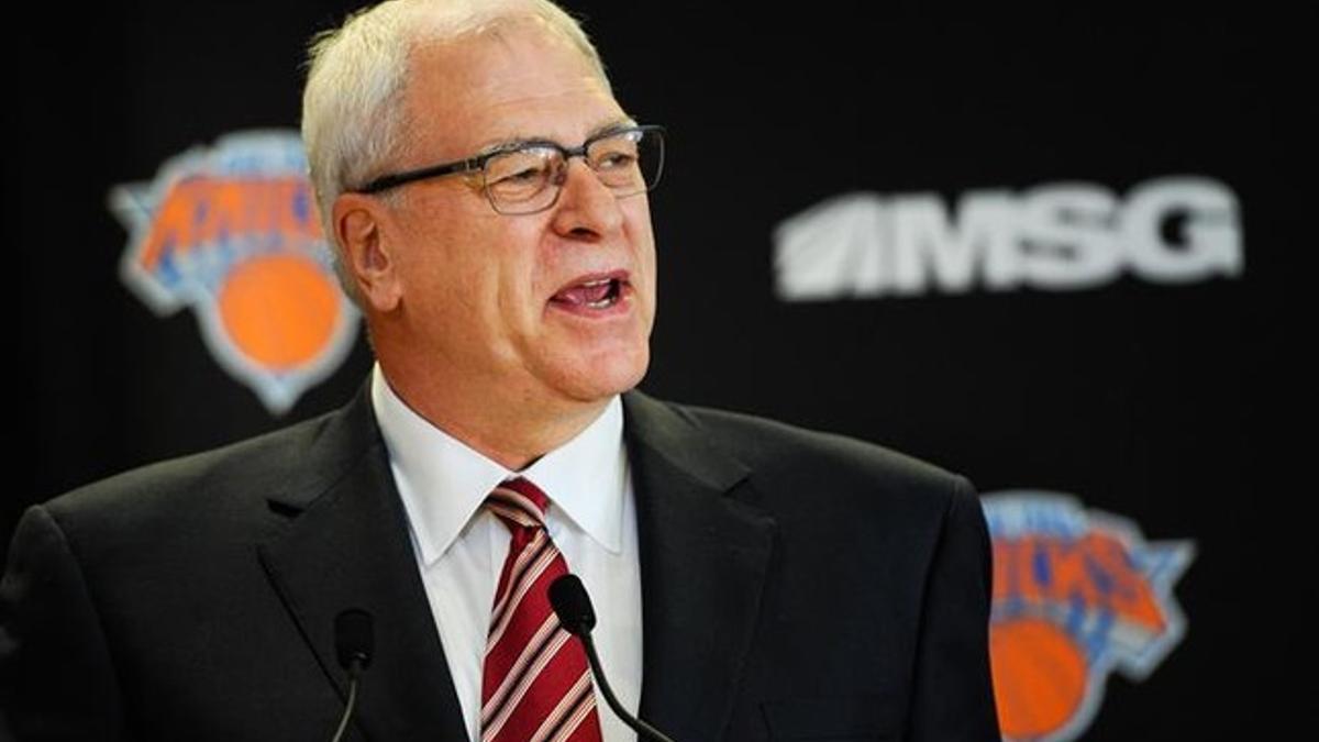 A Phil Jackson, ganador de 11 anillos en el banquillo, se le están atragantando los despachos