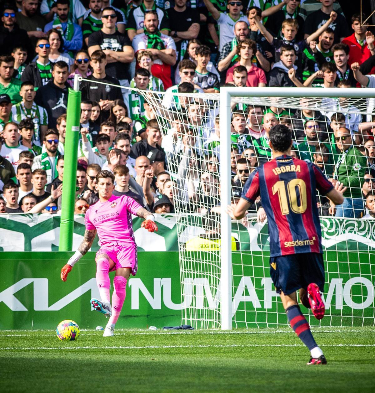 Cárdenas paró el penalti cometido por Iborra en El Sardinero