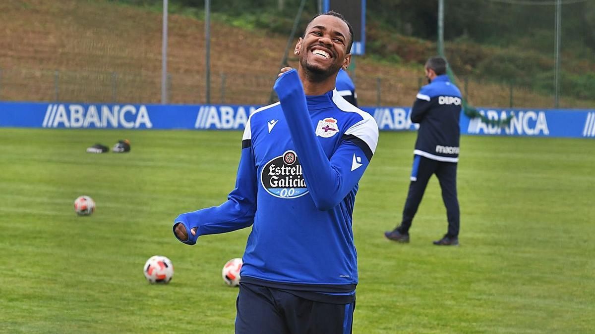 Diego Rolan sonríe en uno de sus contados entrenamientos con el Deportivo. |  // CARLOS PARDELLAS