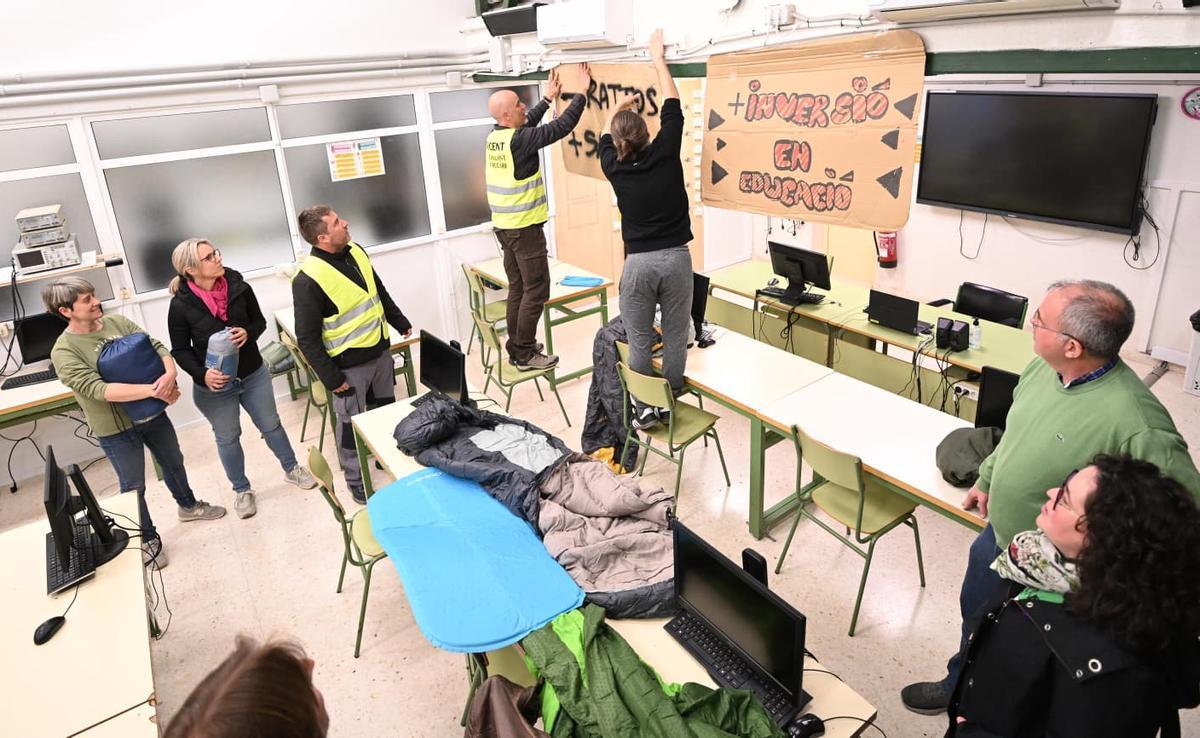 Cincuenta profesores del IES La Torreta de Elche se encierran para reclamar mejoras en la educación pública Cincuenta profesores del IES La Torreta de Elche se encierran para reclamar mejoras en la educación pública
