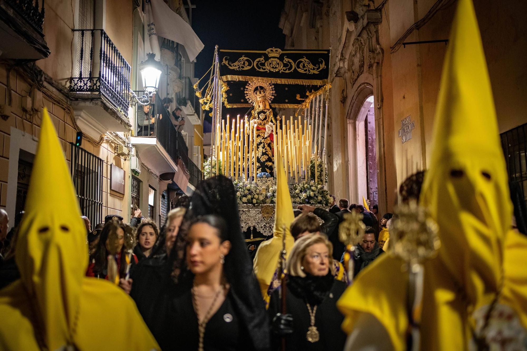 La Virgen de los Dolores procesionando por la calle San Juan.