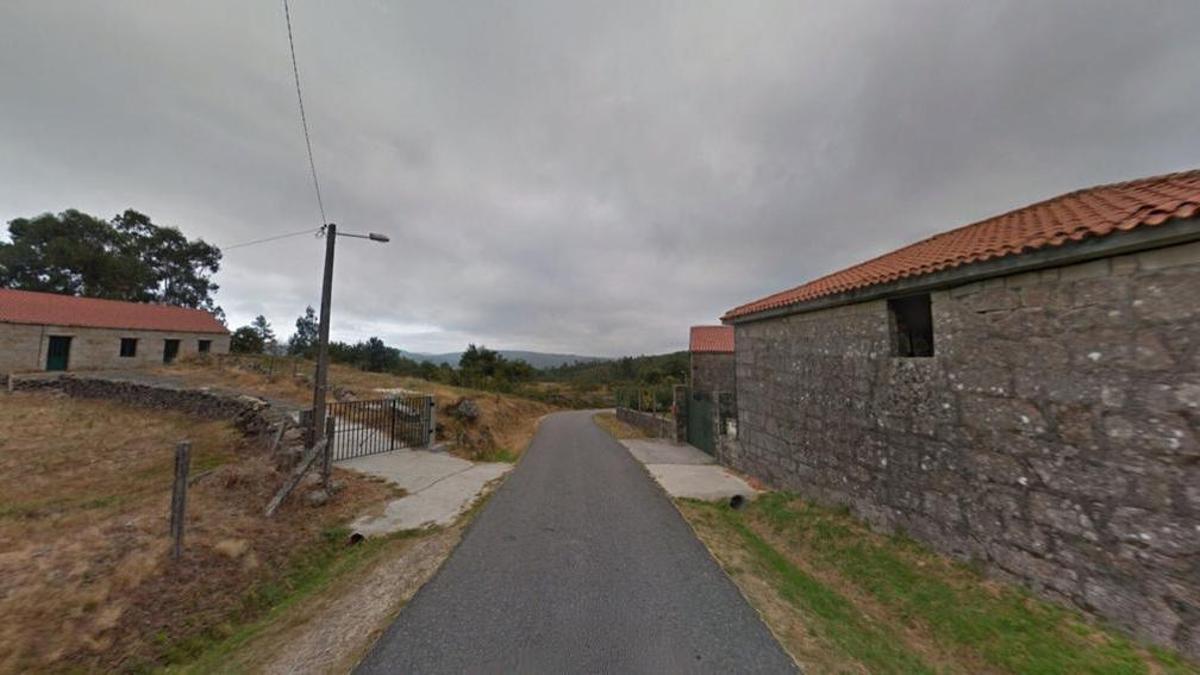 Carretera Caroi - Cerdedo a su paso por la aldea de Viduido
