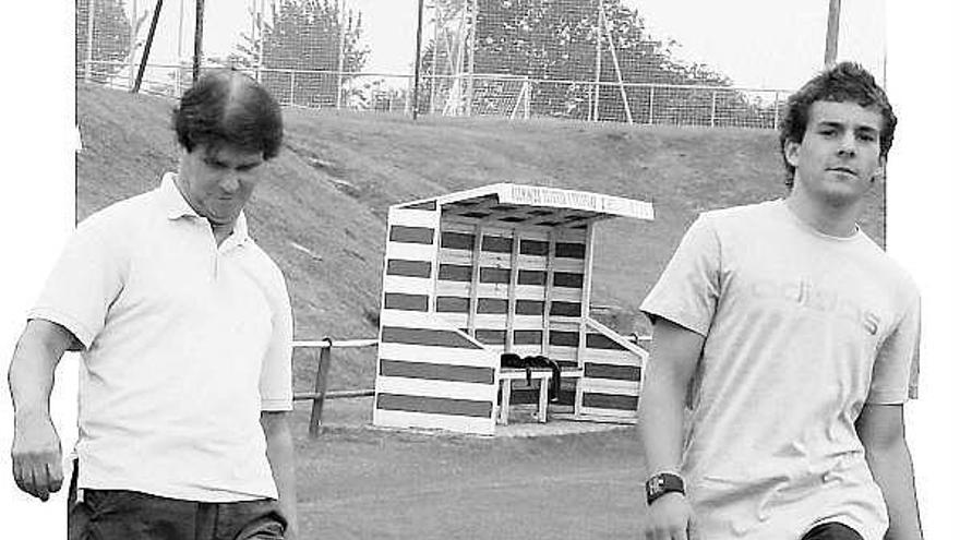 Ciriaco y Juan Muñiz golpean el balón con la zurda sobre el césped de Mareo.