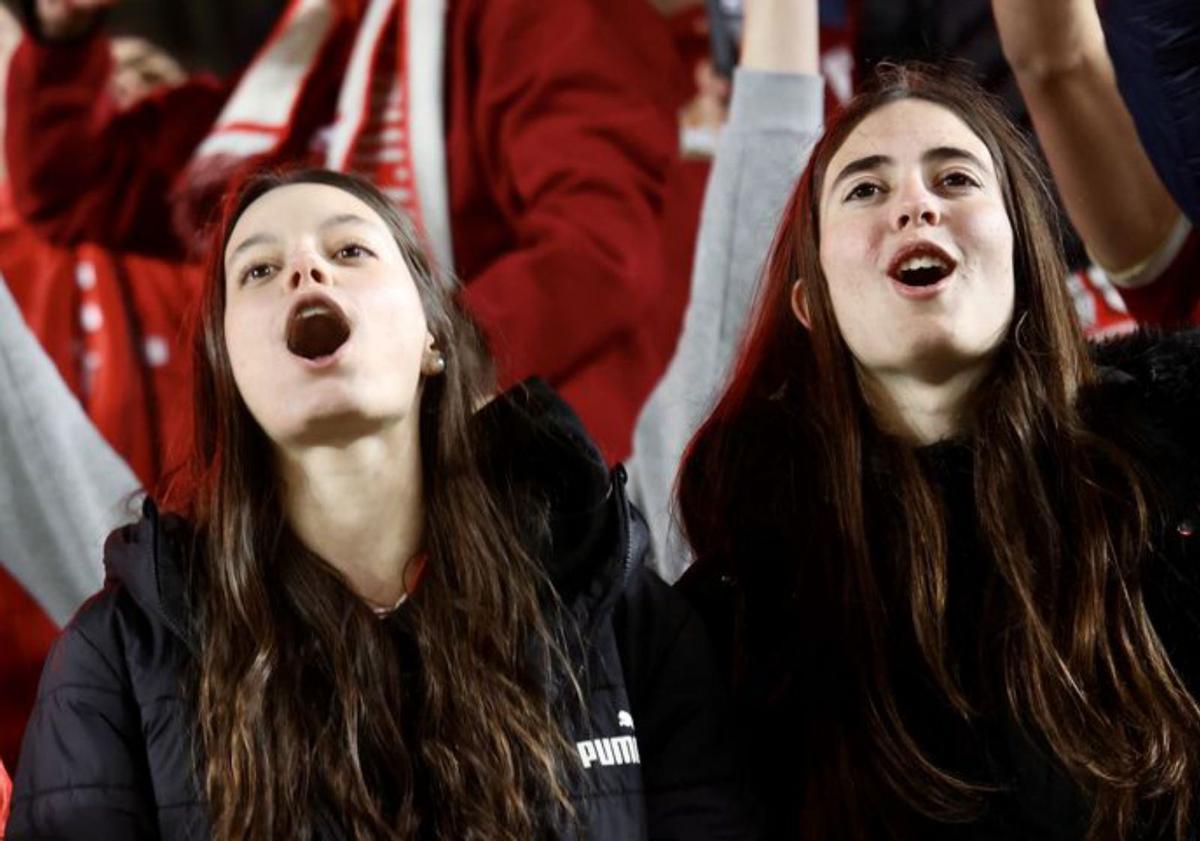 Dos aficionadas, en las gradas del estadio. | JUAN CARLOS CAVAL