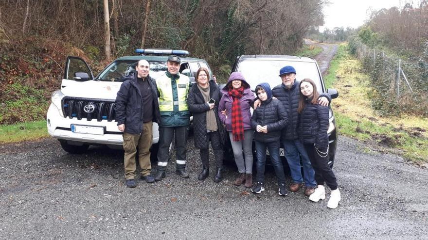 La Guardia Civil auxilia a una familia atrapada en un monte de Coirós