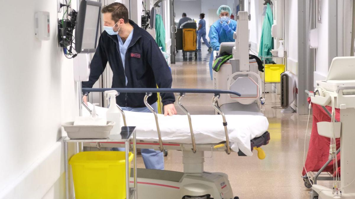 Trasiego de trabajadores en la UCI del Hospital del Vinalopó, en una imagen de ayer. | ÁXEL ÁLVAREZ