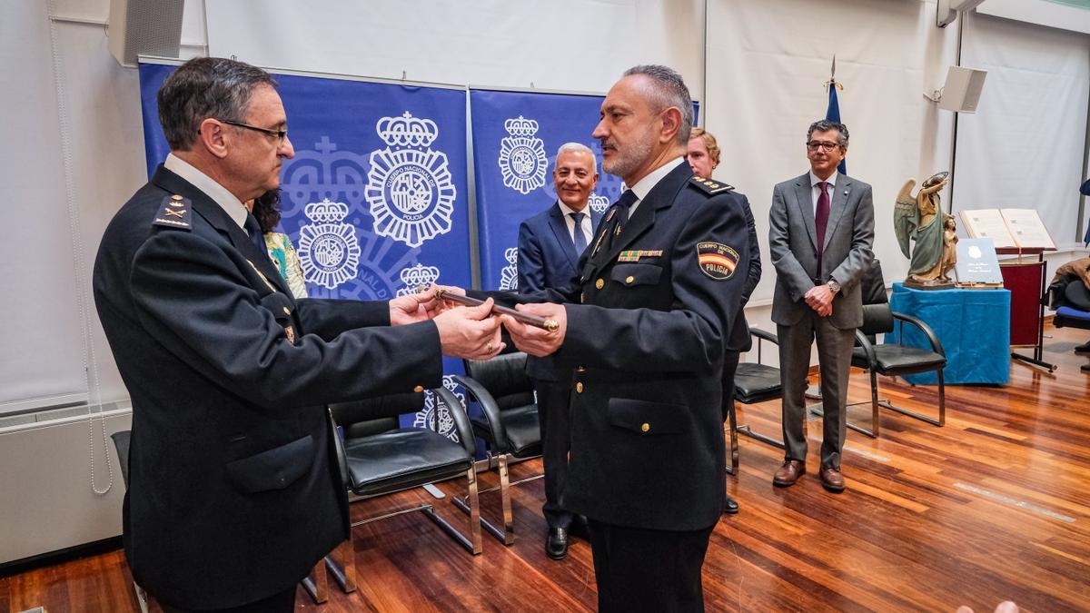 El nuevo comisario provincial de Badajoz, Manuel Veiga, recoge el bastón de mando de manos del jefe superior de Policía en Extremadura, Alfredo Garrido. en Extremad