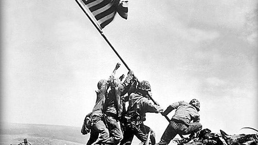 Banderas al viento pero sin disparos | El izado de la bandera soviética en el parlamento alemán en Berlín (de Yevgeni Jaldei), y el de la bandera norteamericana en el monte Suribachi tras la toma de Iwo Jima (de Rosenthal). Dos iconos de la II Guerra Mundial. Ambas se realizaron días después del fin de la batalla.