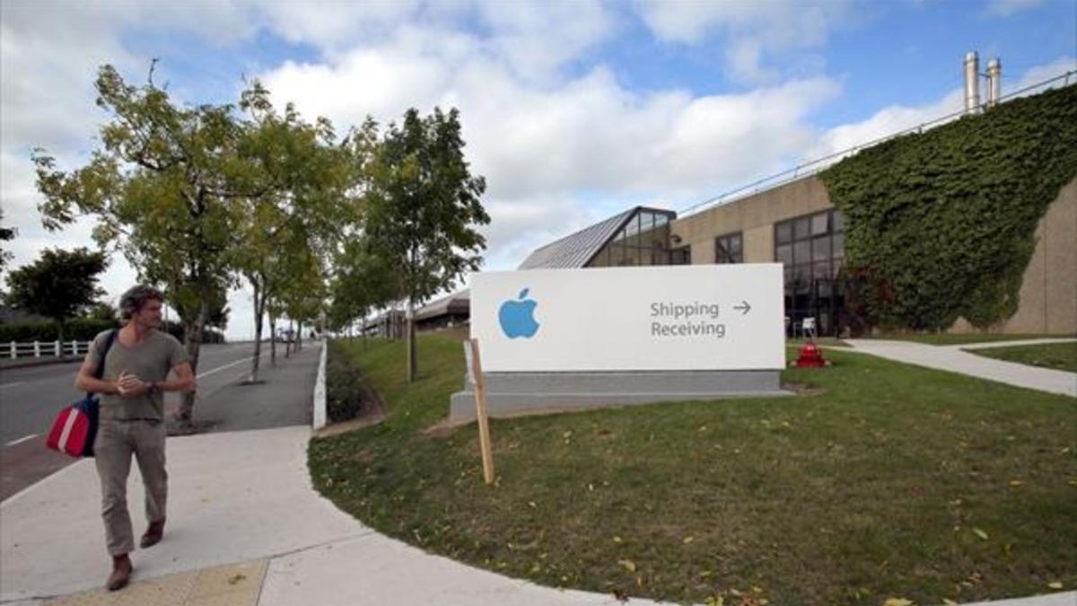 Un hombre pasea junto a la sede de la multinacional estadounidense Apple en Cork, en el sur de Irlanda.