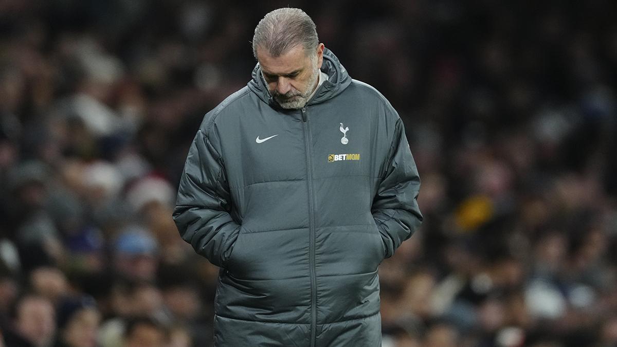 Ange Postecoglou, entrenador del Tottenham, reacciona tras el partido contra el Liverpool