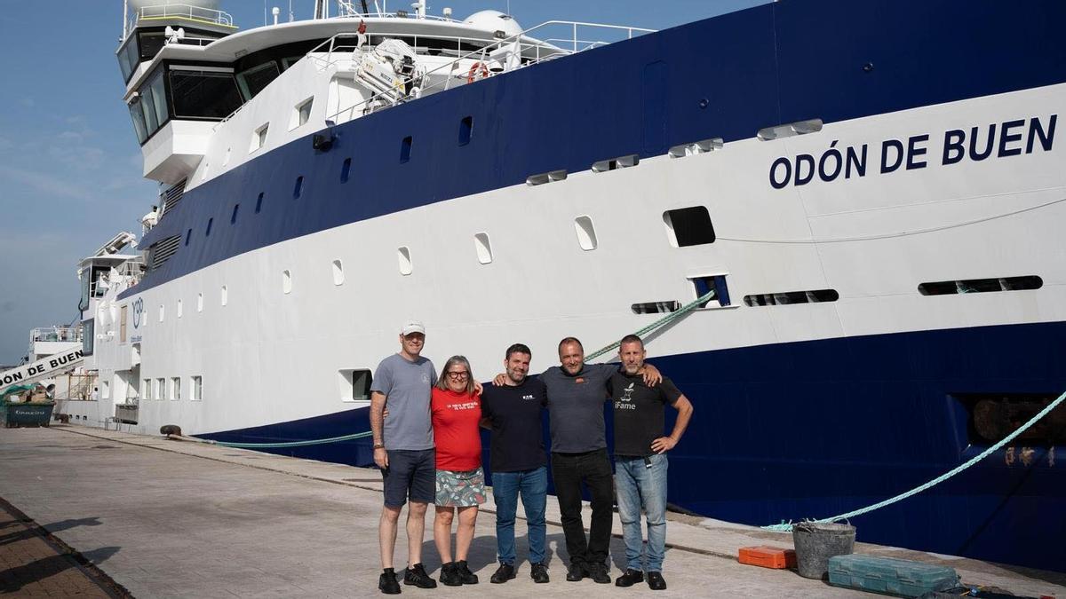 Juan Santos, Patricia Bernárdez, Leopoldo Pena, Xosé Antonio Padín y Jaime Frigola antes de iniciar la expedición a bordó del "Odón de Buen".