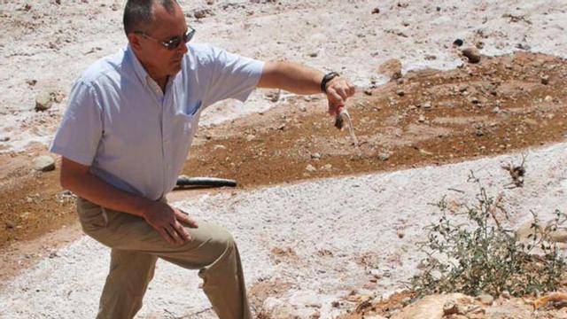 El pedáneo de La Murada muestra la montaña de basura sobre la que se han plantado los cítricos.