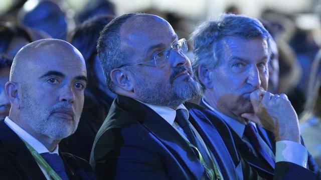 El regidor Daniel Sirera, el president del PPC, Alejandro Fernández, i el líder del PP, Alberto Núñez Feijóo. | DAVID ZORRAKINO / EUROPA PRESS