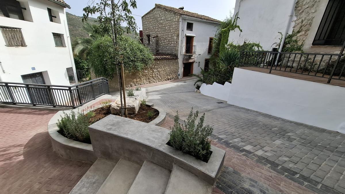 La remodelada plaza: jardineras con plantas aromáticas y un árbol que crecerá