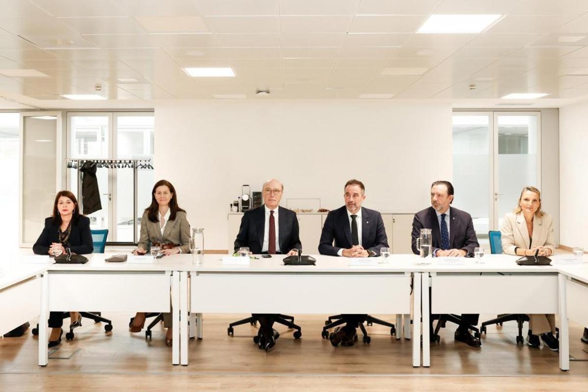 Imagen de la reunión ayer mantenida entre el Govern y AENA.