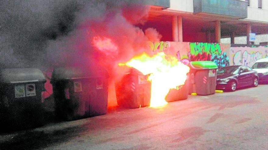 Contenidors cremats al carrer Cap de Creus de Girona