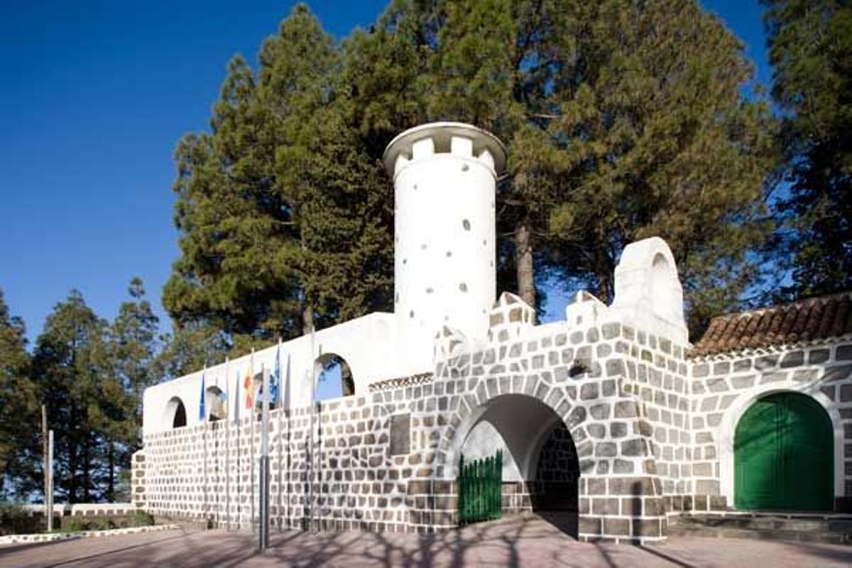 El Parador de Cruz de Tejeda nació en el año 1937 como albergue y el diseño fue firmado por Néstor Martín Fernández de Latorre.