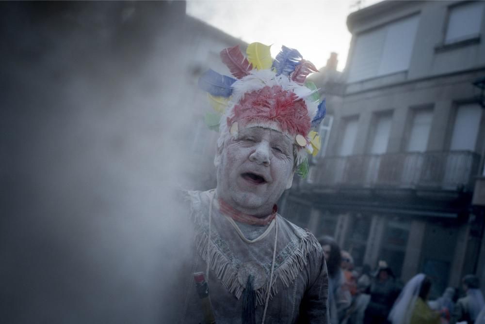 La localidad ourensana comienza cinco semanas de entroido con su tradicional batalla de harina.