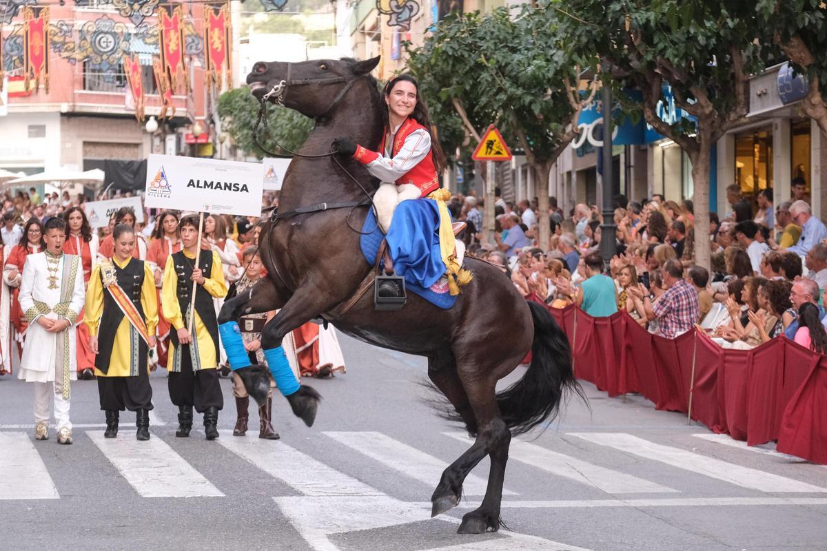 Las mejores imágenes del Desfile del 50 aniversario del Primer Congreso Nacional de Fiestas de Moros y Cristianos en Villena Las mejores imágenes del Desfile del 50 aniversario del Primer Congreso Nacional de Fiestas de Moros y Cristianos en Villena