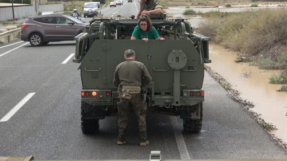 Imagen del despliegue militar en la Vega Baja para auxiliar a vecinos afectados por la gota fría.