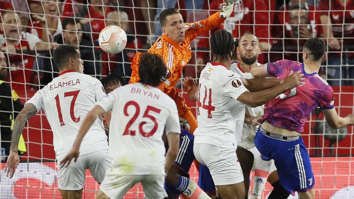 Wojciech Szczesny, en una imagen de archivo, durante un partido ante el Sevilla como portero de la Juventus.