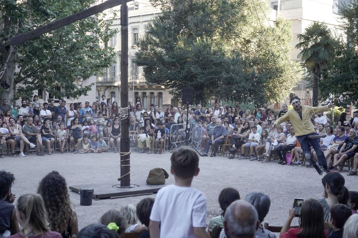 L'espectacle "Mira't" als Jardins del Casino de Manresa L'espectacle "Mira't" als Jardins del Casino de Manresa