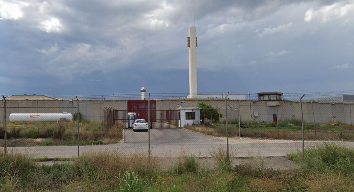 Imagen de la puerta trasera de la cárcel de Picassent por donde huyeron los dos presos tras decolgarse con sábanas y reventar tres portones.