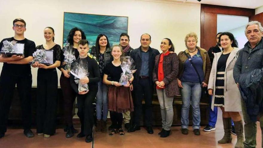 Daniel Requejo, Gabriela Holt, Patricia Martínez, Juan Ferrón y Sara Requejo, con la alcaldesa, Nidia Arévalo, y otros ediles del gobierno local y de la GañaMos. // A. Hernández