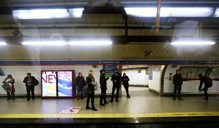 Persecución policial por los túneles del Metro de Madrid: un electrocutado tras subirse al vagón