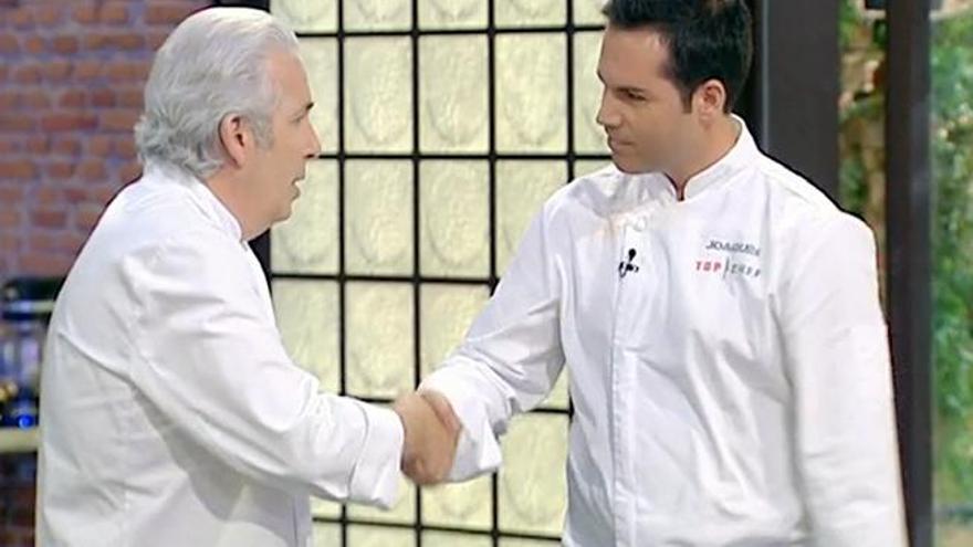 Honorato (izda) despide a Joaquín en su salida de Top Chef