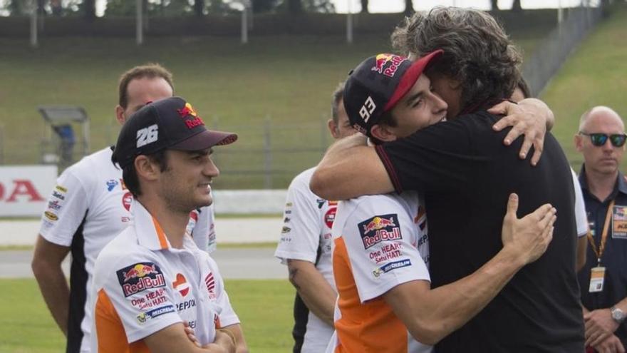 Papá Simoncelli recupera, en Malasia, el guante de su hijo que le faltaba