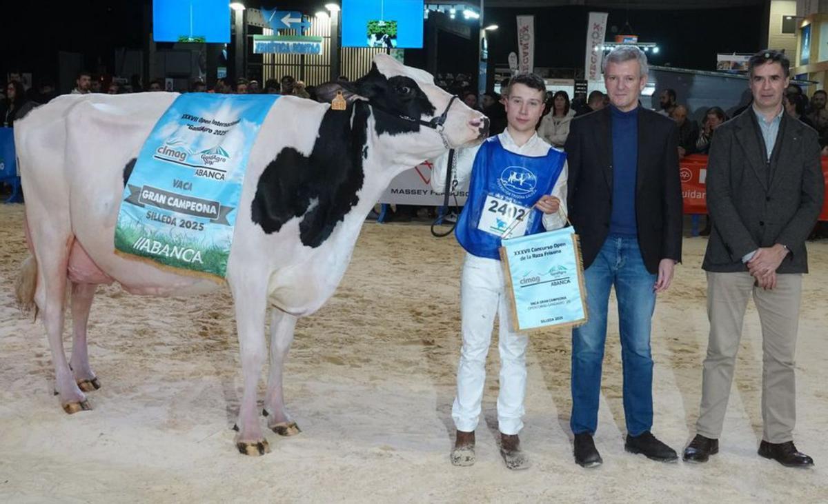 Rueda y Combarro, con la vaca gran campeona internacional.