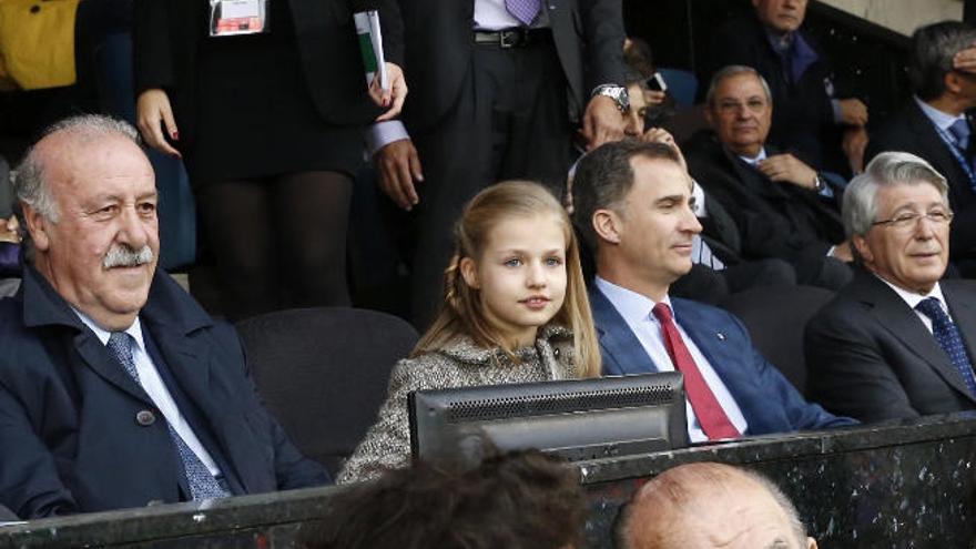 La Princesa Leonor, ayer junto a su padre, Felipe VI, y Vicente del Bosque.