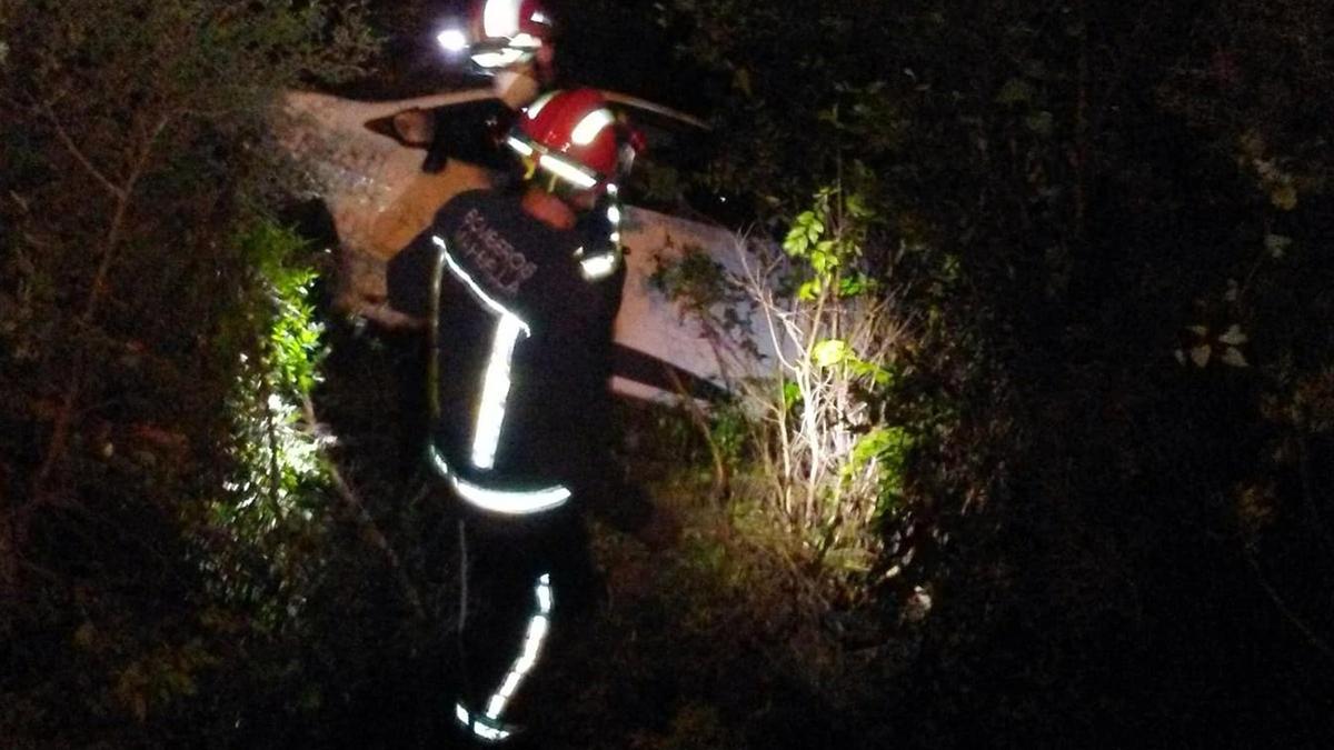 Los bomberos rescatan a la mujer accidentada con su coche en La Mairena.