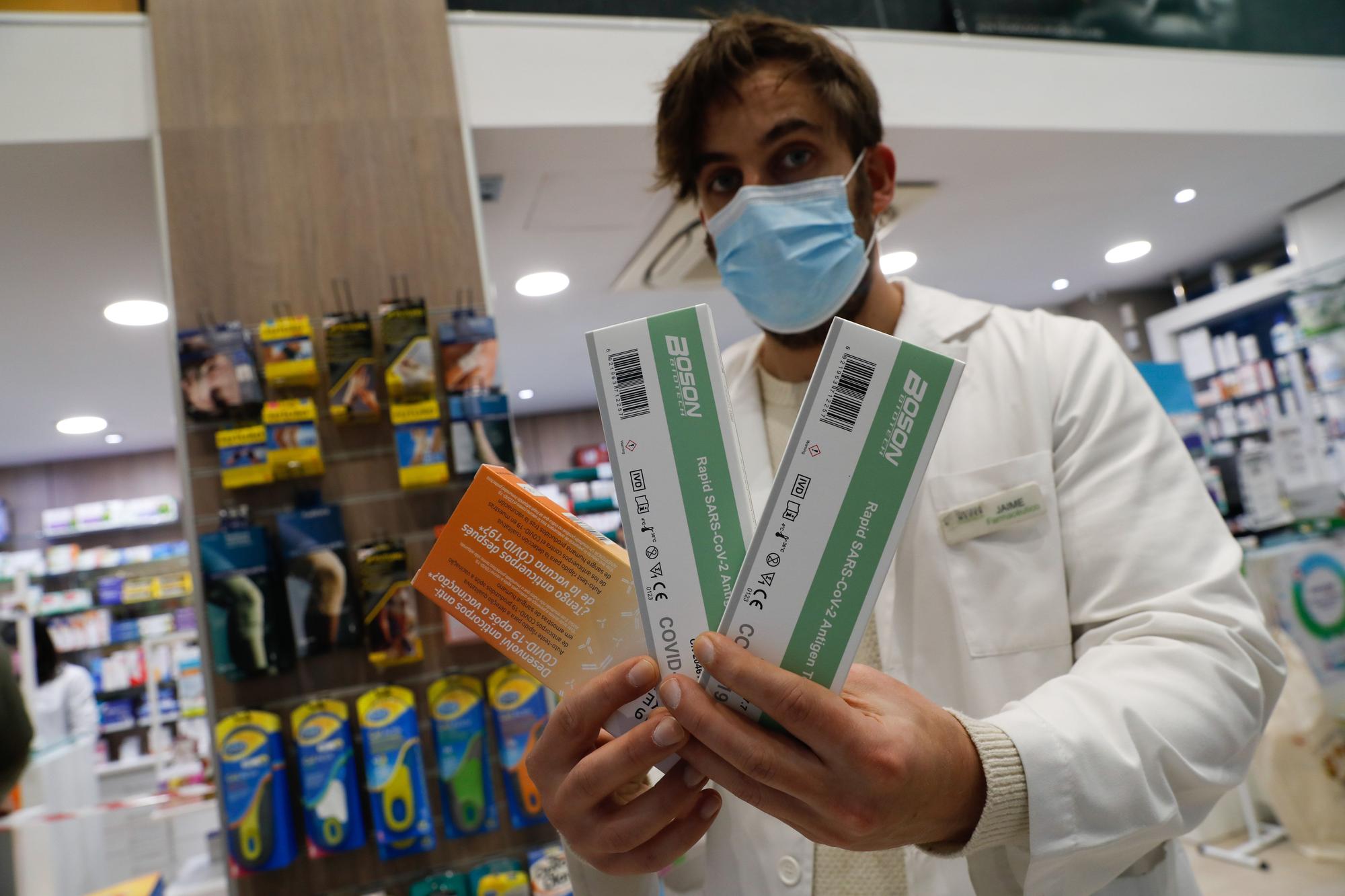 Jaime Ortega exhibe test de antígenos vendidos en su farmacia de Avilés