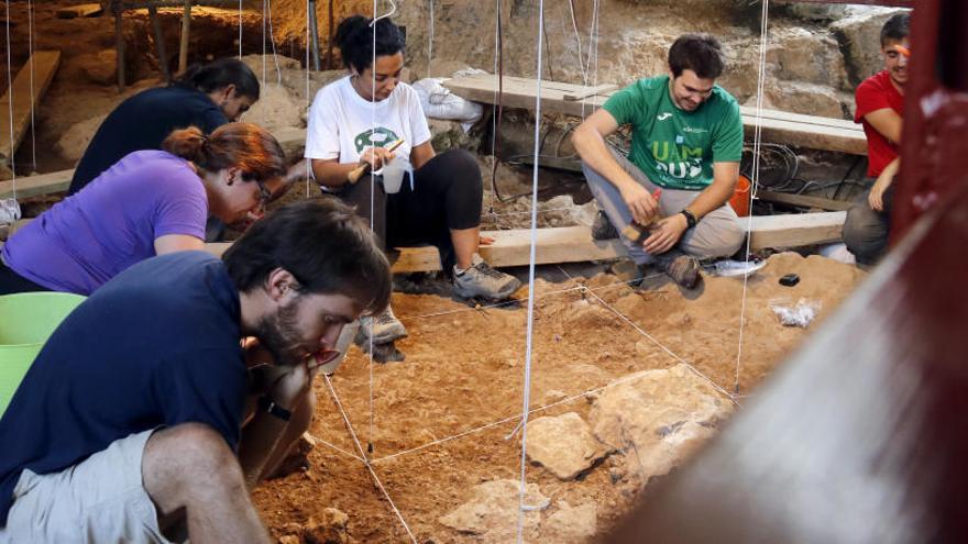 Moià fa compatibles les excavacions a la cova de les Teixoneres amb les visites al jaciment