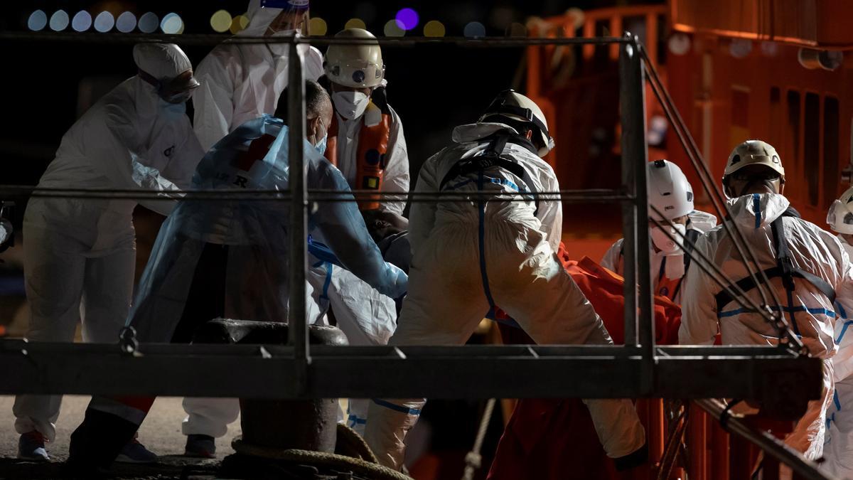 Desembarco de uno de los migrantes en el muelle de Arguineguín de la patera en la que viajaba el menor fallecido.