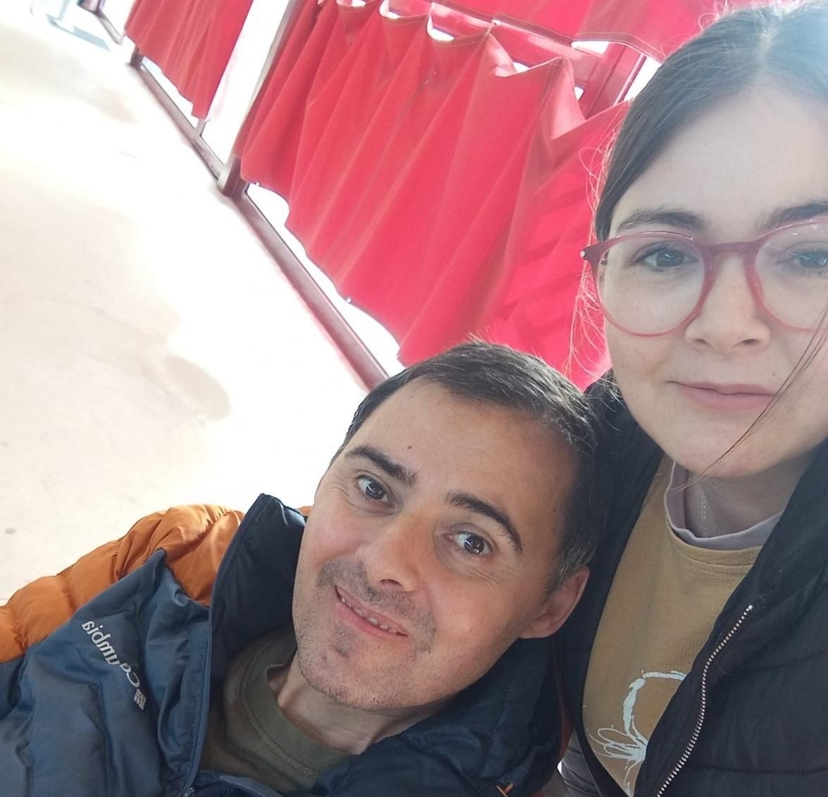 Miguel Ángel Roldán, con la asistente del programa.