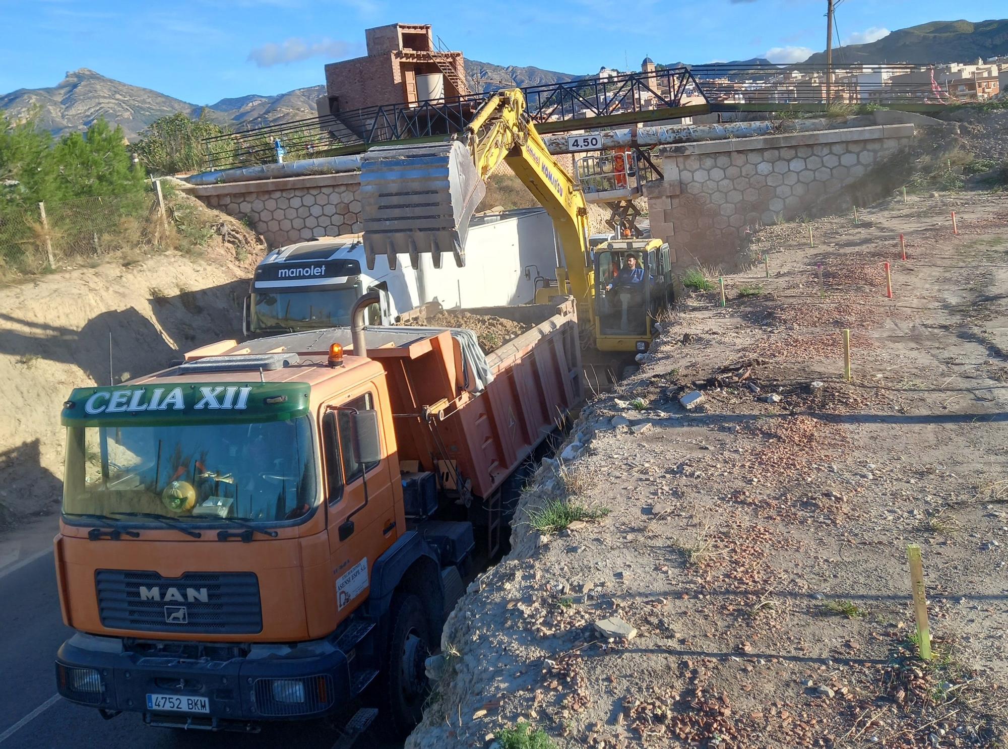 Una excavadora y un camión durante los trabajos de ampliación