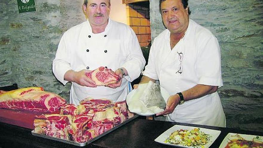 Matías Gorrotxategi y Jesús Callejo, «Kutxi», el sábado, en el restaurante de Grandas de Salime.