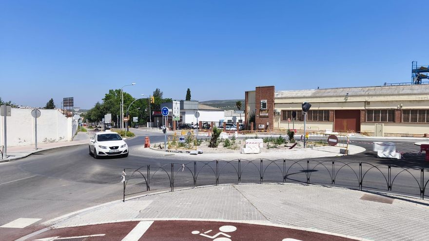 La nueva rotonda de Las Tinajerías de Lucena entrará en servicio «en unas semanas»