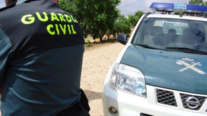 Investigan a un joven por robar un coche y provocar daños en una casa